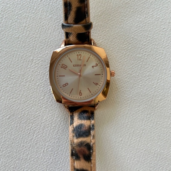 Kessaris analog watch rose gold-tone with faux leather leopard print band - Picture 4 of 5